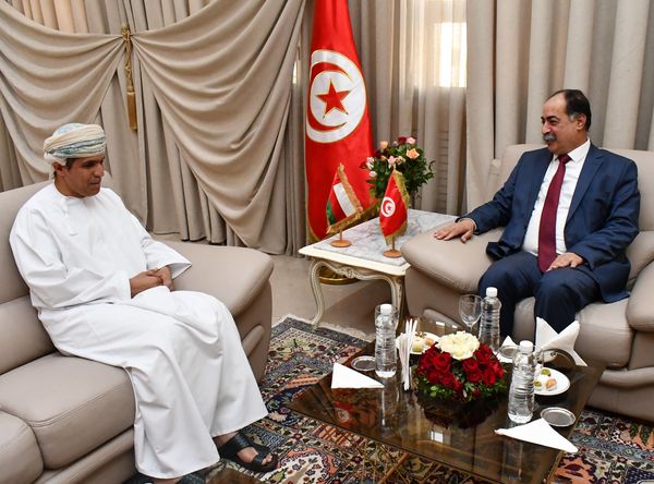 وزير الداخلية يستقبل سفير سلطنة عمان بتونس