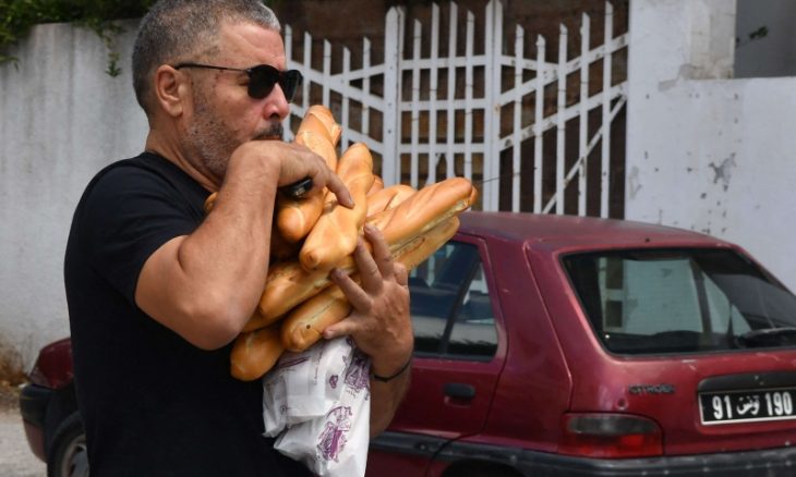 في بلاغ منسوب لمعتمدية عقارب..   "ترخيص استثنائي" لشراء الخبز وشروط "غريبة" لتوزيعه!!