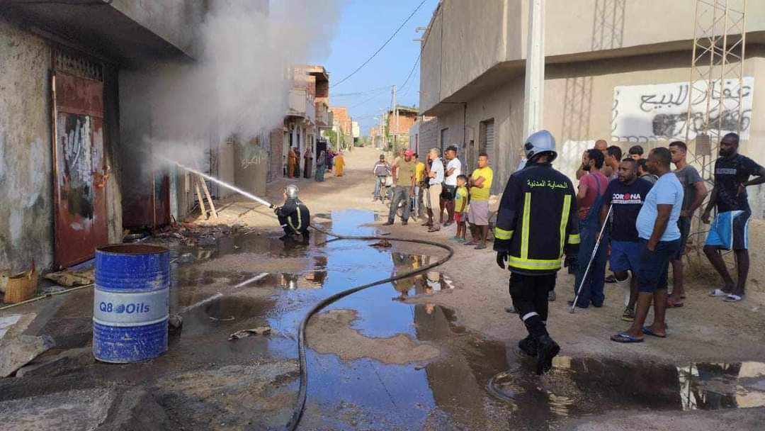 تسرب الى محل مجاور.. السيطرة على حريق في ورشة نجارة بقابس