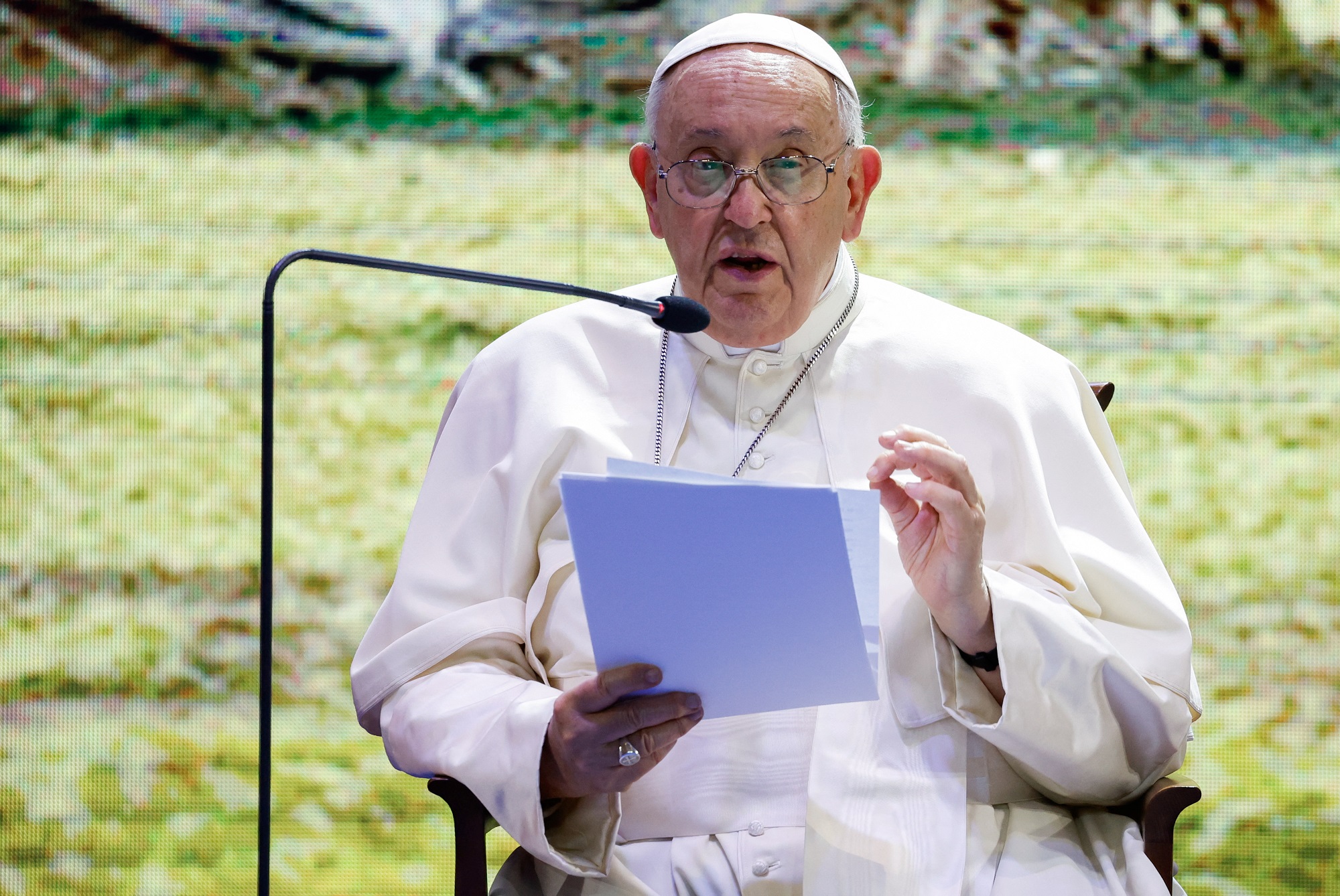   بابا الفاتيكان يحث على الحوار لحل مشاكل العالم