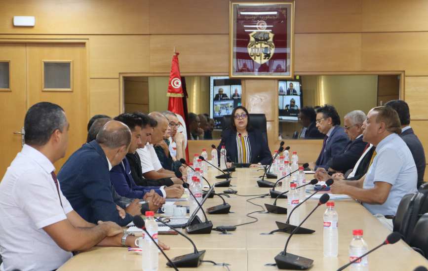 وزيرة التجارة تجتمع بالممثلين التجاريين لمركز النهوض بالصادرات بالخارج