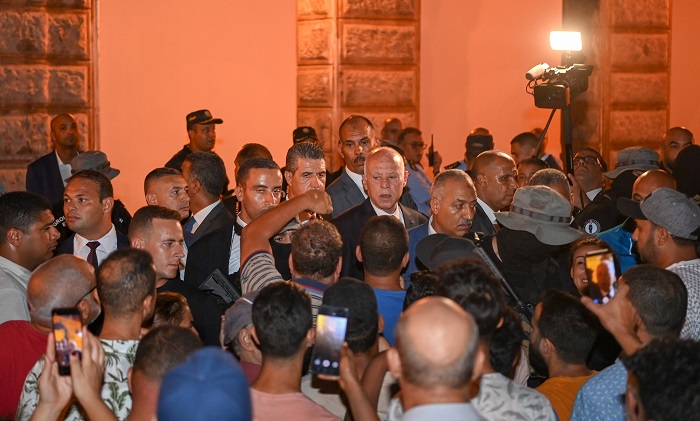 صور/رئيس الجمهورية قيس سعيد يقوم بجولة في مناطق مختلفة بتونس العاصمة
