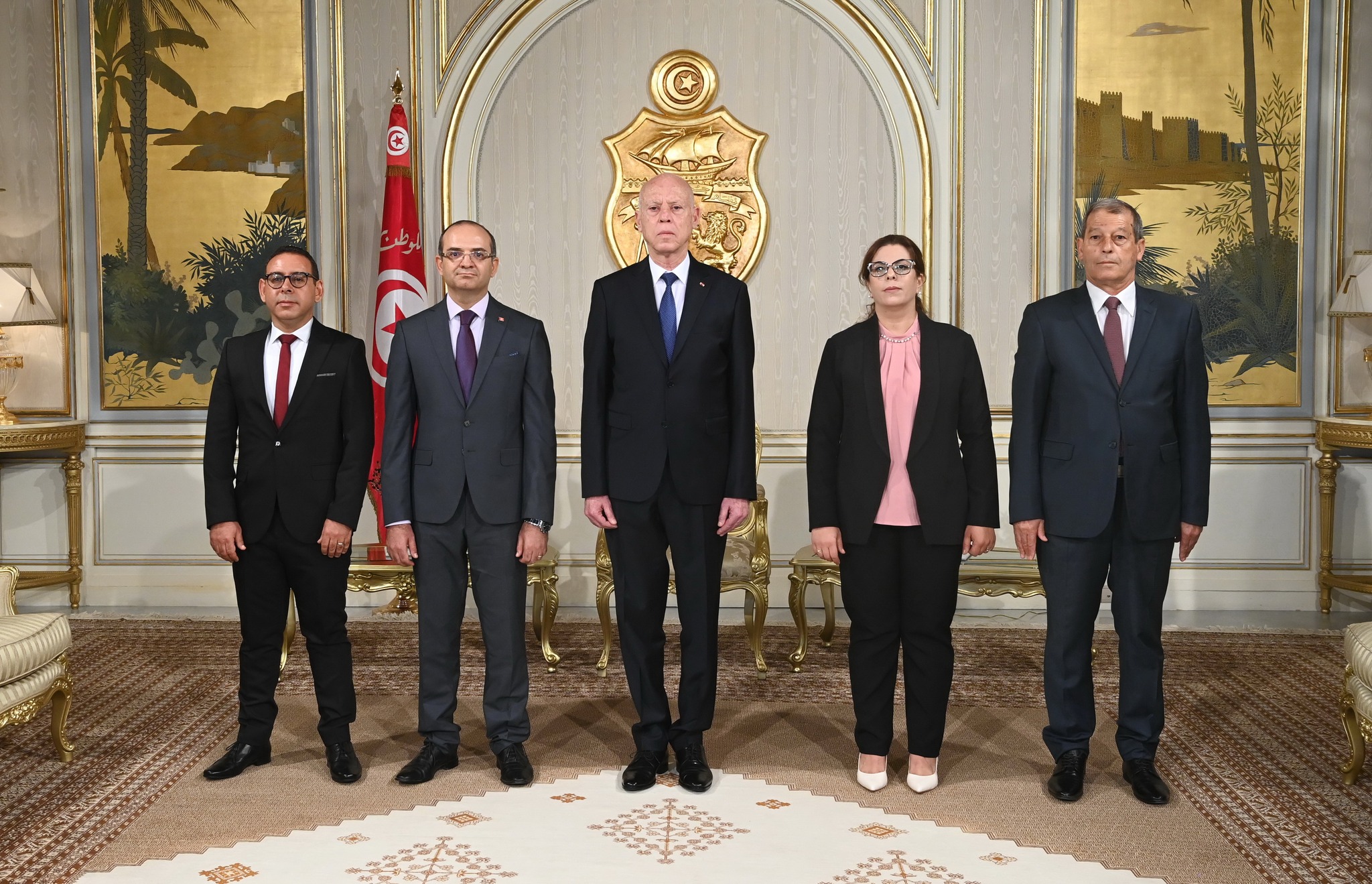 فيديو /رئيس الجمهورية لدى إشرافه على  موكب أداء اليمين للأعضاء الجدد للهيئة العليا المستقلة للانتخابات :لا بد من الانتباه إلى من  يتلونون ويستعدون للإنتخابات بطرق ملتوية 