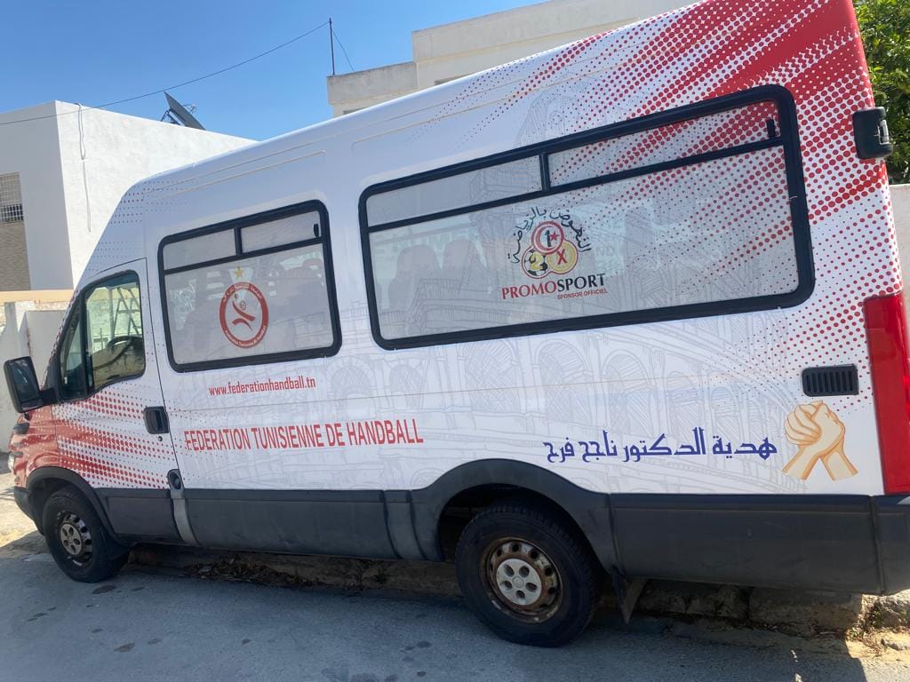 حافلة في شكل هبة  من تونسي مقيم بسويسرا لجامعة كرة اليد