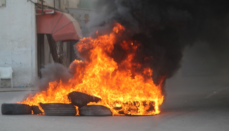 احتجاجا على الصعوبات بالمنفذ الحدودي براس جدير: تجار يشعلون العجلات المطاطية