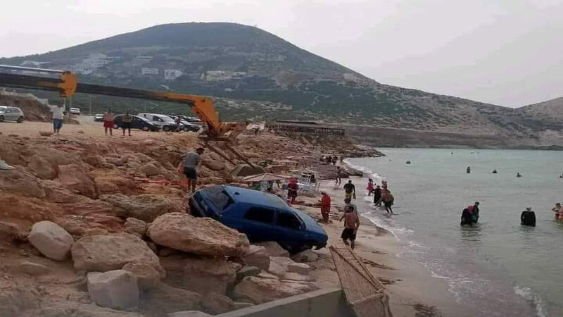 انزلاق سيارة في شاطئ الصخور بنزرت