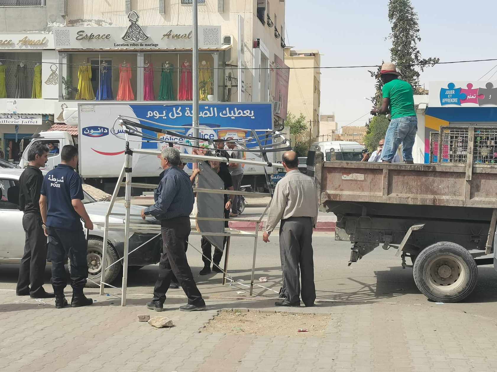  المكلفة بتسيير شؤون بلدية قفصة لـ"الصباح نيوز": حملات امنية لمكافحة ظاهرة الانتصاب الفوضوي بهذه الشوارع