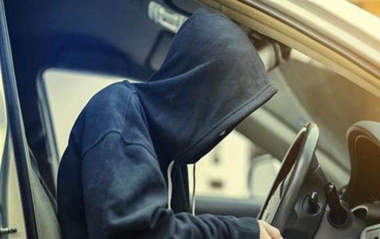 المرسى / مكّنته من مفتاح سيارتها لحراستها.. فاستغلها في الهروب وسرقها!!