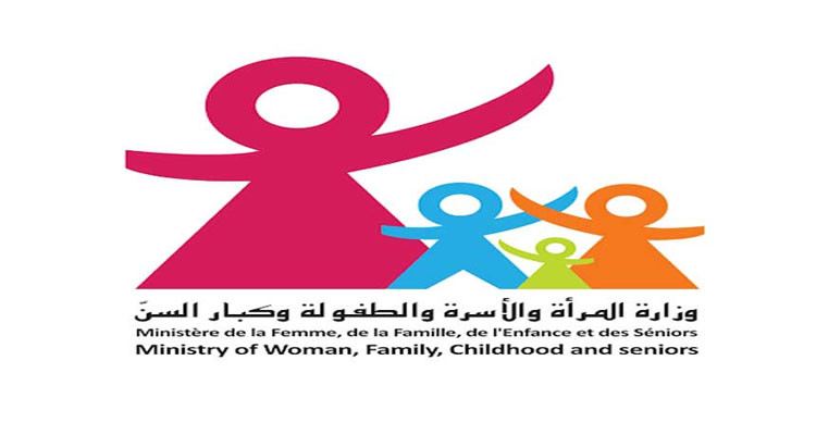 إثر تداول فيديو لأمّ تحمل ابنها الحامل لإعاقات على أكتافها.. وزارة الأسرة تتدخل