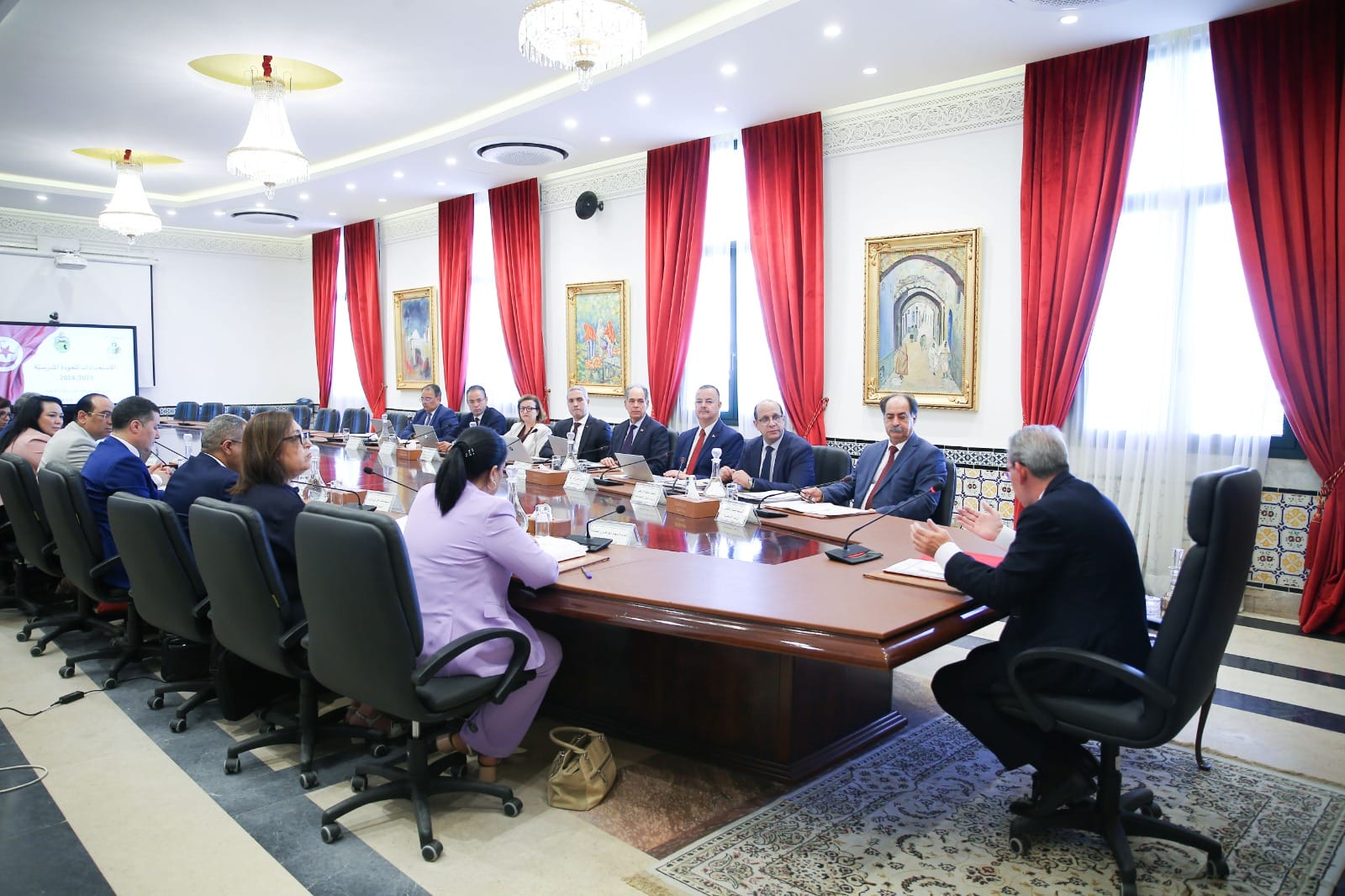 بسبب ضعف الاتصال في الوزارات..   الحكومة في قطيعة وشبه "عزلة" !!