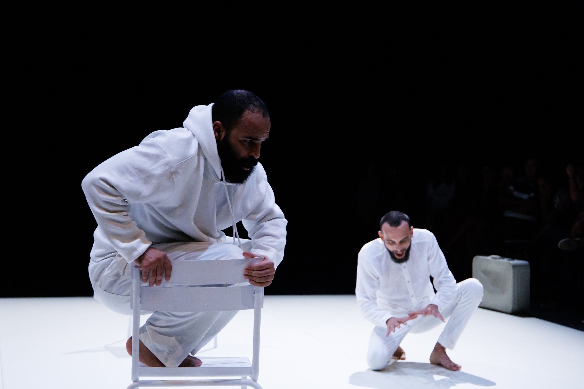 للمخرج معز القديري..   مسرحية"11 /14"..رحلة إلى العقل الباطني وتأرجح بين الرغبة في الحياة والعزوف عنها