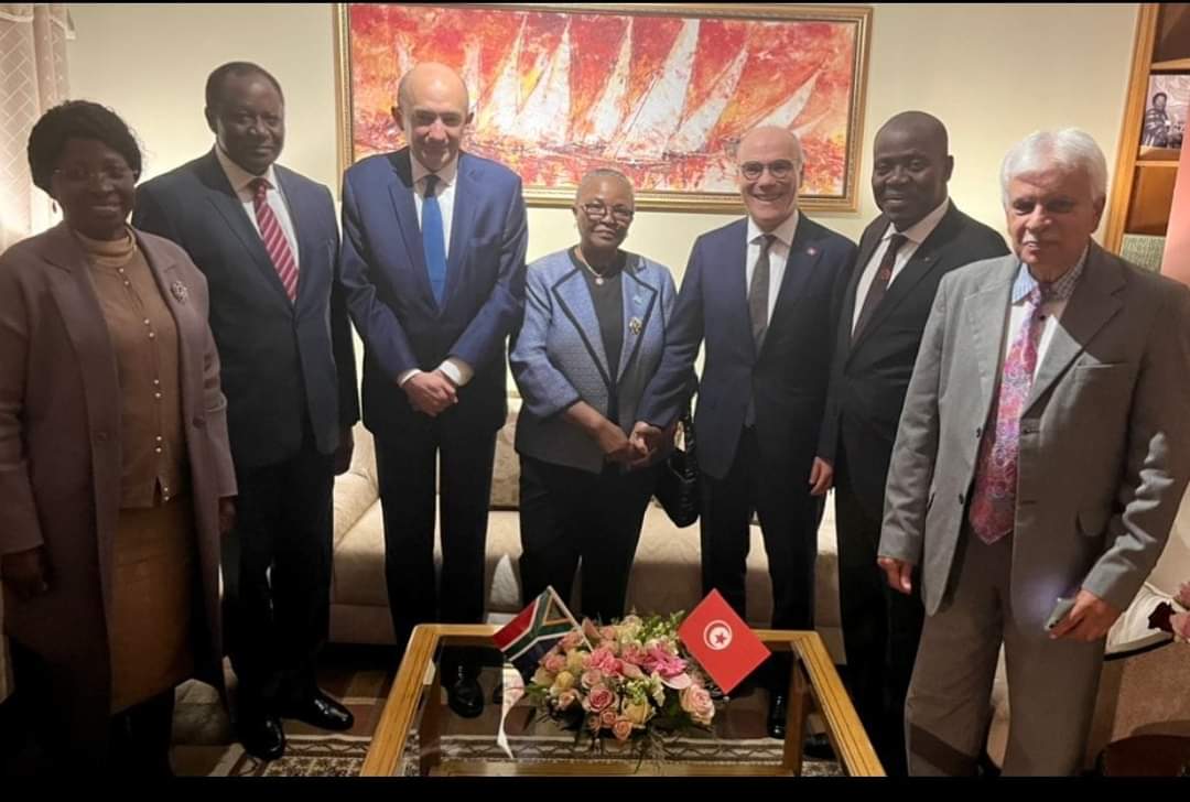 وزير الخارجية يلتقي بمسؤولين من الحكومة الجنوب الافريقية وعدد من أفراد الحالية التونسية