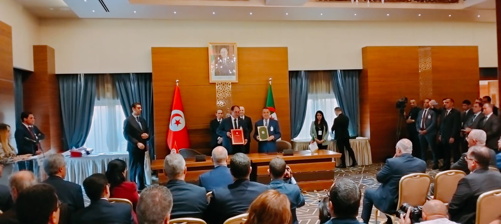 تفكيك الشبكات الإجرامية للإتجار بالبشر بين البلدين وتشديد مراقبة الحدود  محور لقاء وزير الداخلية بنظيره الجزائري 