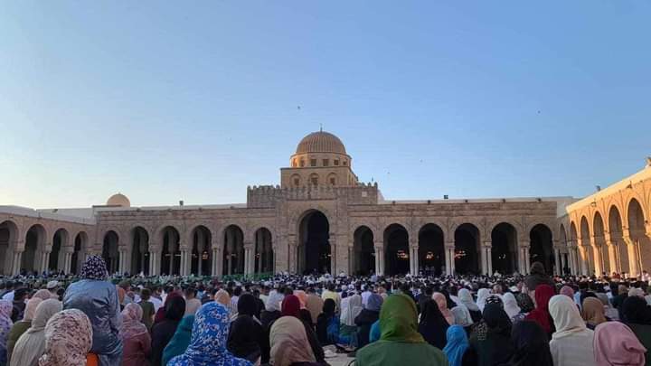   نتيجة التشققات .. اخلاء بيت صلاة جامع عقبة ابن نافع 