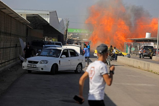 في بيان لها..حركة حماس تنفذ  هجوما منسقا متزامنا على أكثر من 50 موقعا في فرقة غزة والمنطقة الجنوبية للجيش الإسرائيلي 