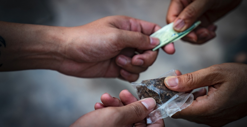  الأمن يواصل "الحرب" عليهم..   الإطاحة بـ"بارونات" ترويج المخدرات بمحيطات المؤسسات التربوية..وحجز كميات هامة من "الزطلة" والاقراص