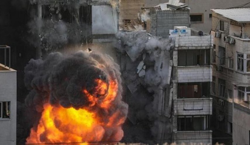  الجيش الإسرائيلي يدمر برجا سكنيا بالكامل في غزة 