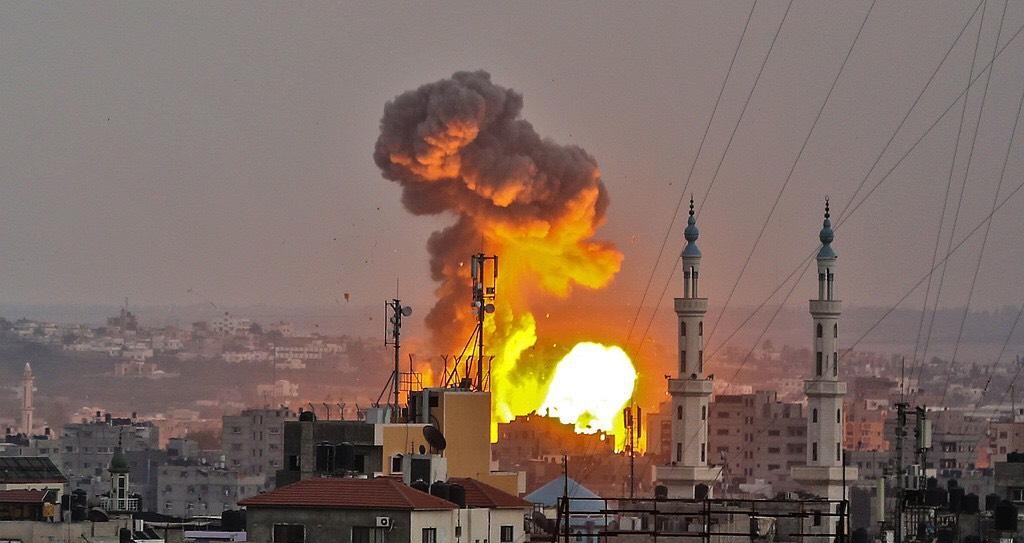 قطعت الكهرباء والوقود والغذاء..   إسرائيل تعلن حرب إبادة على غزة