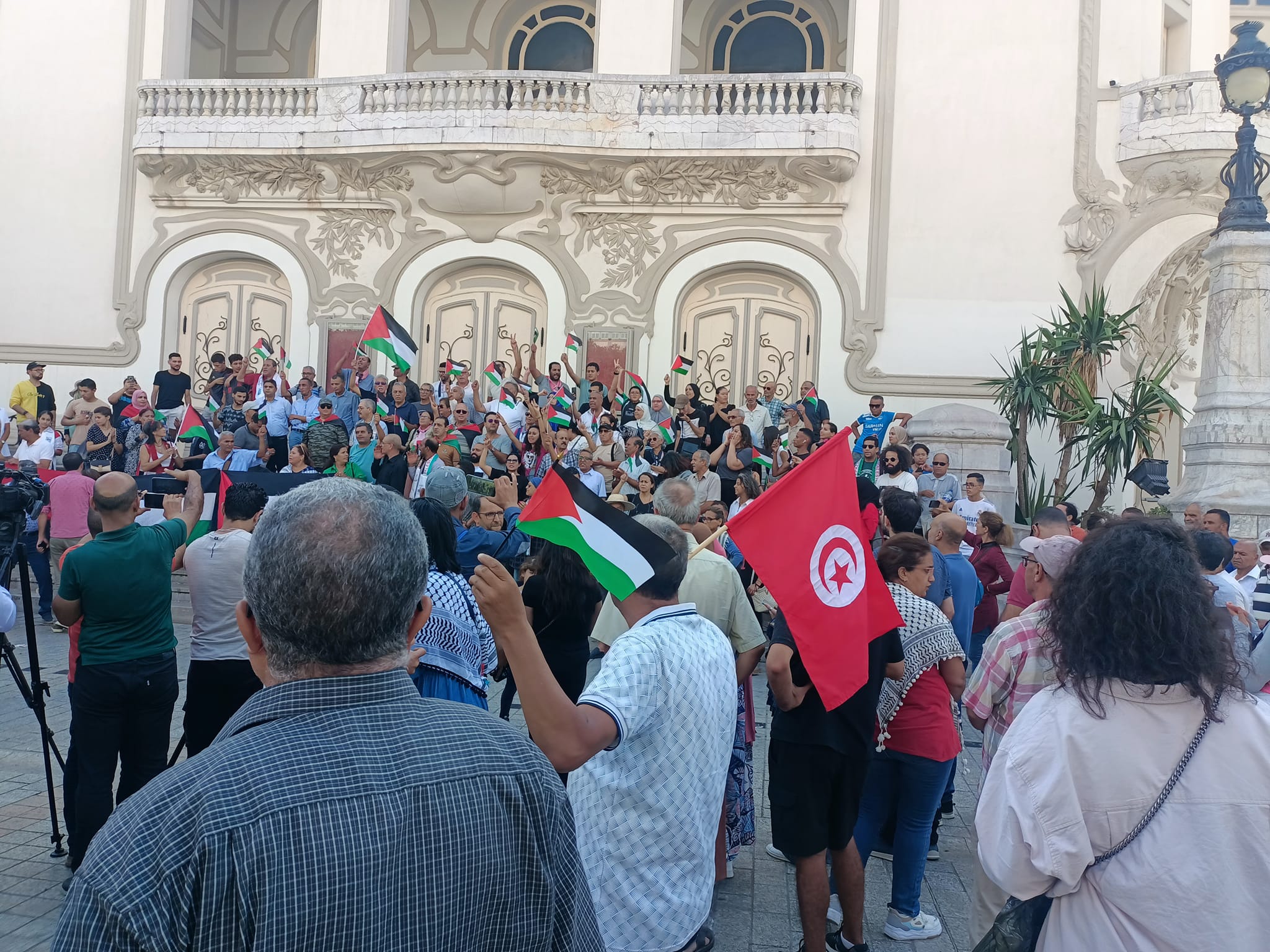 بعد صمت طويل وشبه غياب ..   أحزاب تستثمر "طوفان الأقصى" للعودة إلى الواجهة