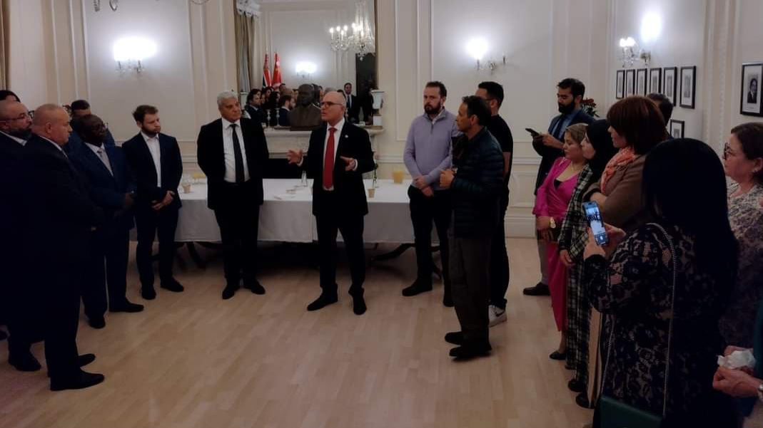 وزير الخارجية يلتقي عددا من أفراد الجالية التونسية خلال اشغال مجلس الشراكة التونسي-البريطاني 