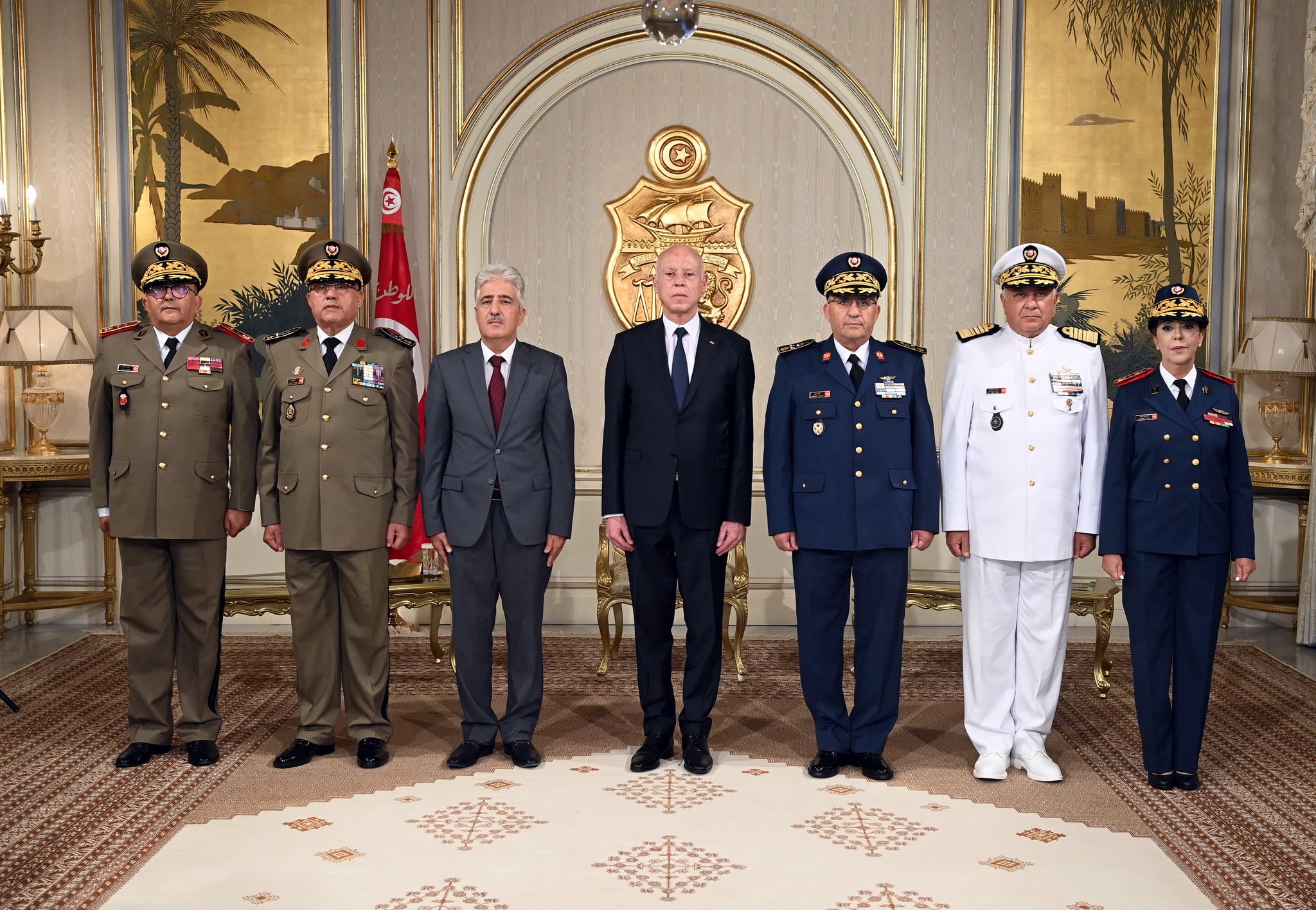 رئيس الدولة يشرف على موكب توسيم قادة عسكريين وامنيين