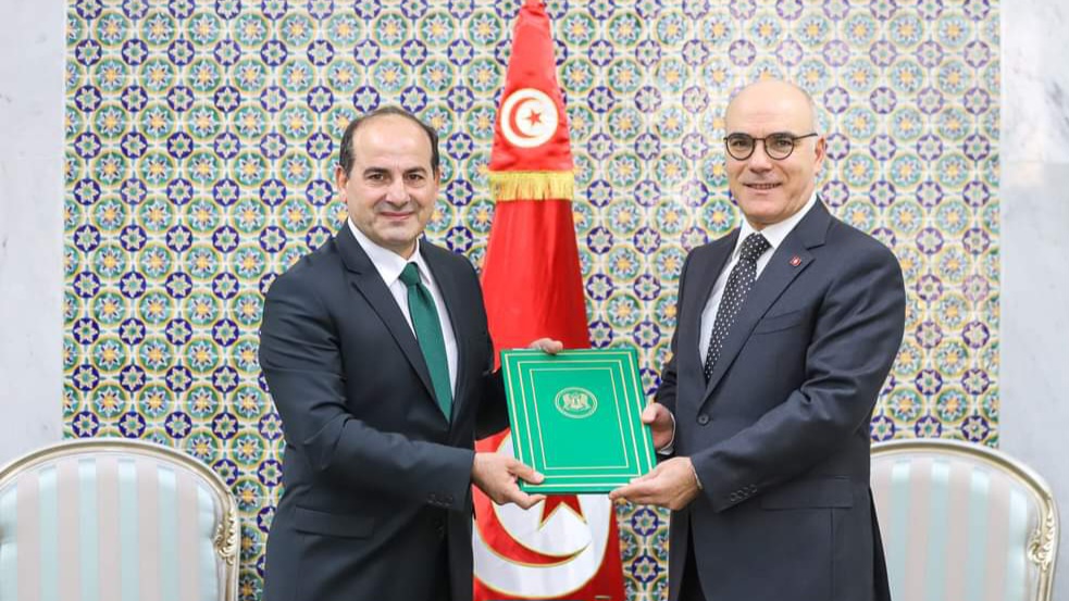 وزير الخارجية يسلّم السفير السوري بتونس نسخة من أوراق اعتماده