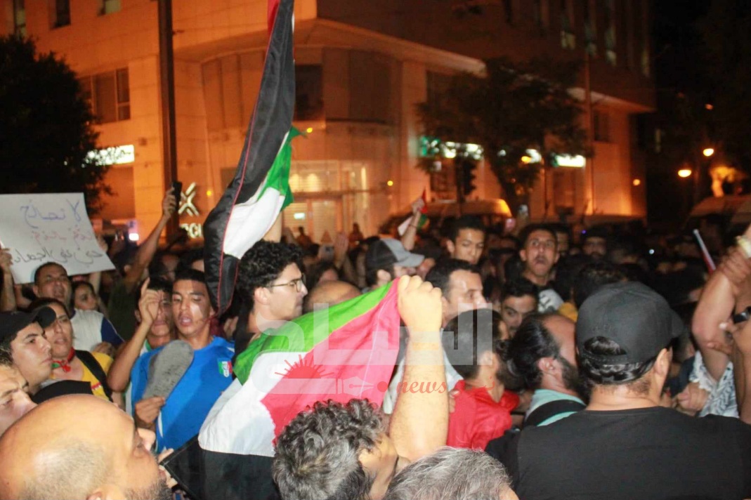 أمام سفارة فرنسا بتونس : إذا الشعب يوما أراد الحياة أبيات للشابي يسترجعها متظاهرون مساندة لغزة