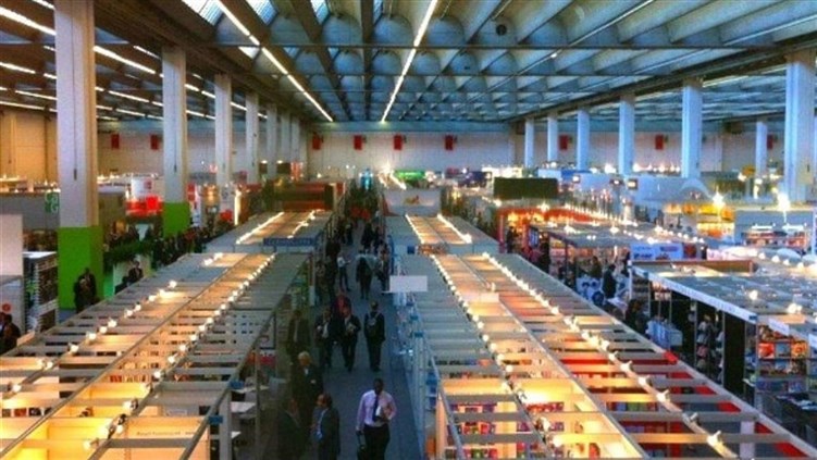 من بينهم ثلاثة فائزين بنوبل للآداب..   مئات الأدباء في العالم ينددون بموقف معرض فرنفكورت للكتاب المساند للحرب على غزة