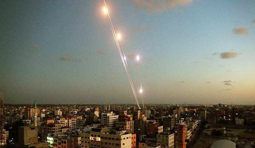 إطلاق دفعة كبيرة من الصواريخ باتجاه غلاف غزة