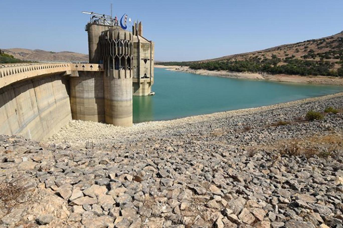 حرارة تتجاوز المعدلات العادية..   مناخ صيفي في "عز الخريف".. فأي تداعيات على الموارد المائية؟