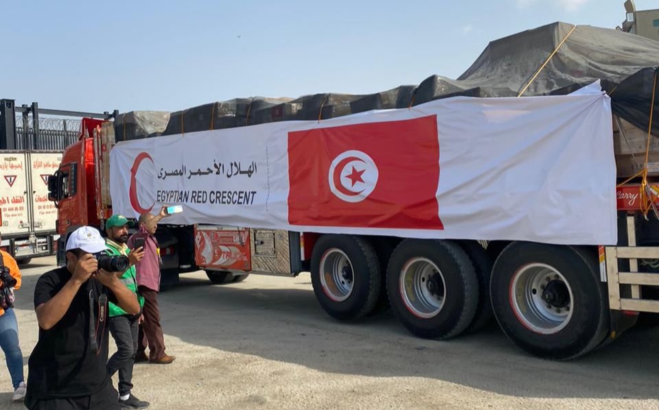 من ضمنها شاحنات من تونس..دخول مساعدات إنسانية من معبر رفح إلى قطاع غزة
