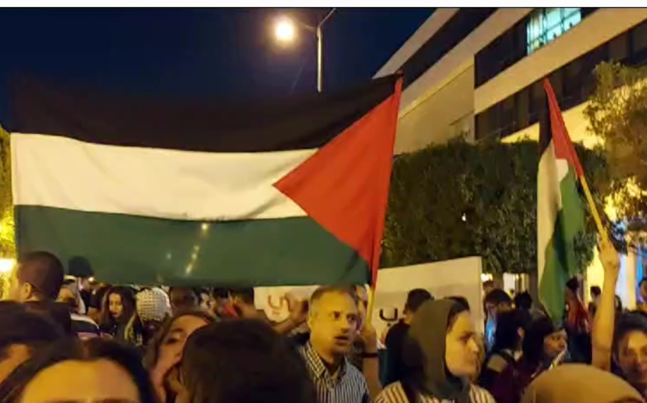 العاصمة.. وقفة بالشموع في خيمة التضامن مع الشعب الفل.سطيني بشارع بورقيبة