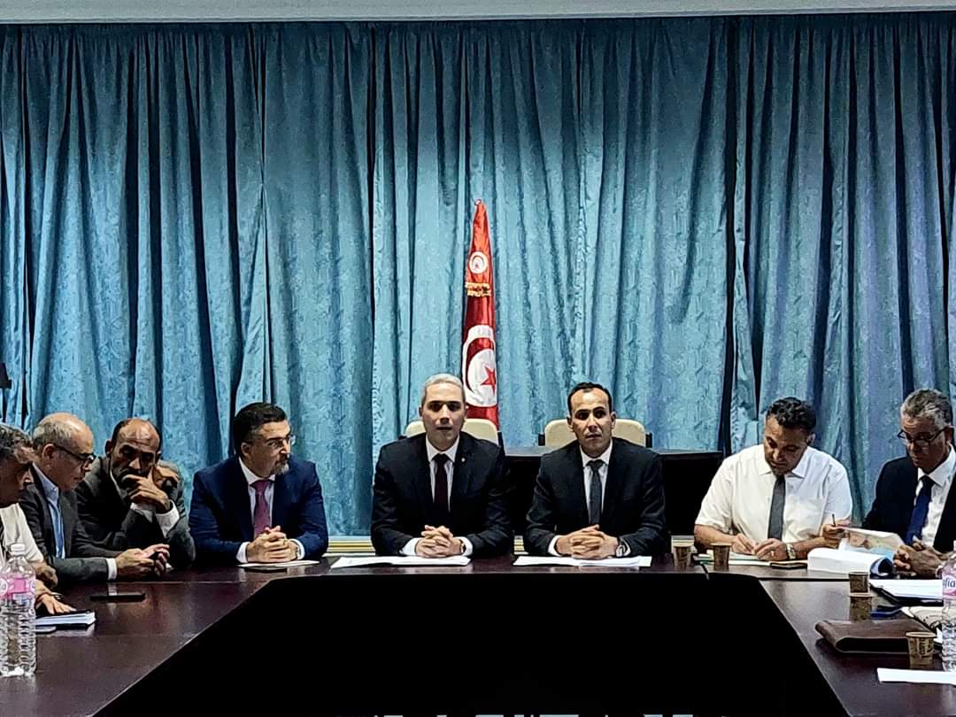 وزير السياحة من قبلي يستعرض فرص تطوير السياحة الصحراوية والواحية 