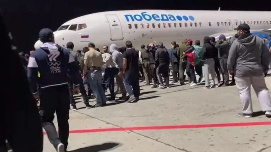 متظاهرون يقتحمون مطارا في داغستان بعد أنباء عن هبوط طائرة من إسر.ائيل