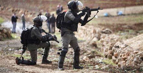 قوات الاحتلال تهدم مدخل مخيم جنين
