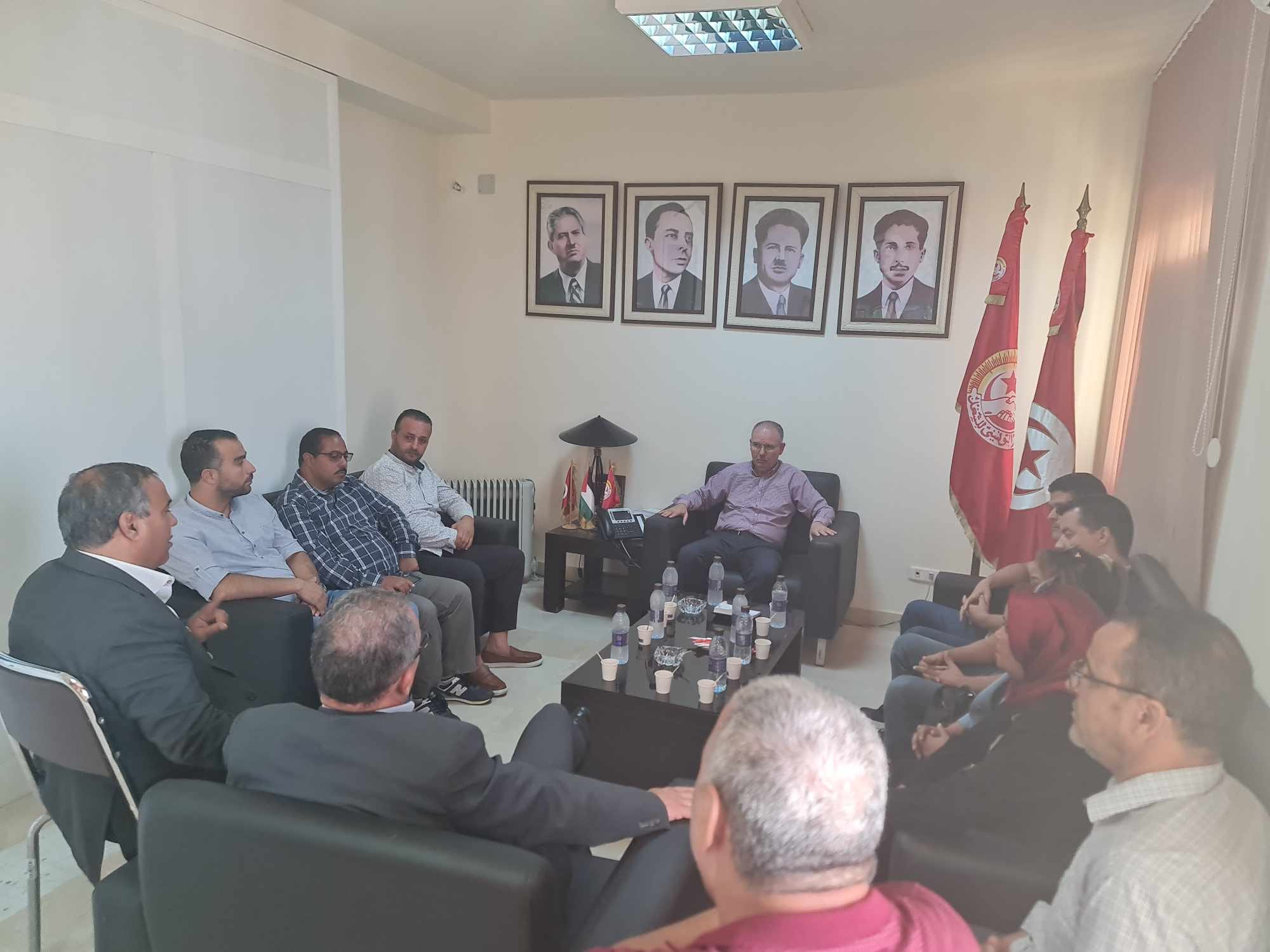 الطبوبي وأعضاء جامعة النسيج يتباحثان حول ملف المفاوضات الاجتماعية في القطاع