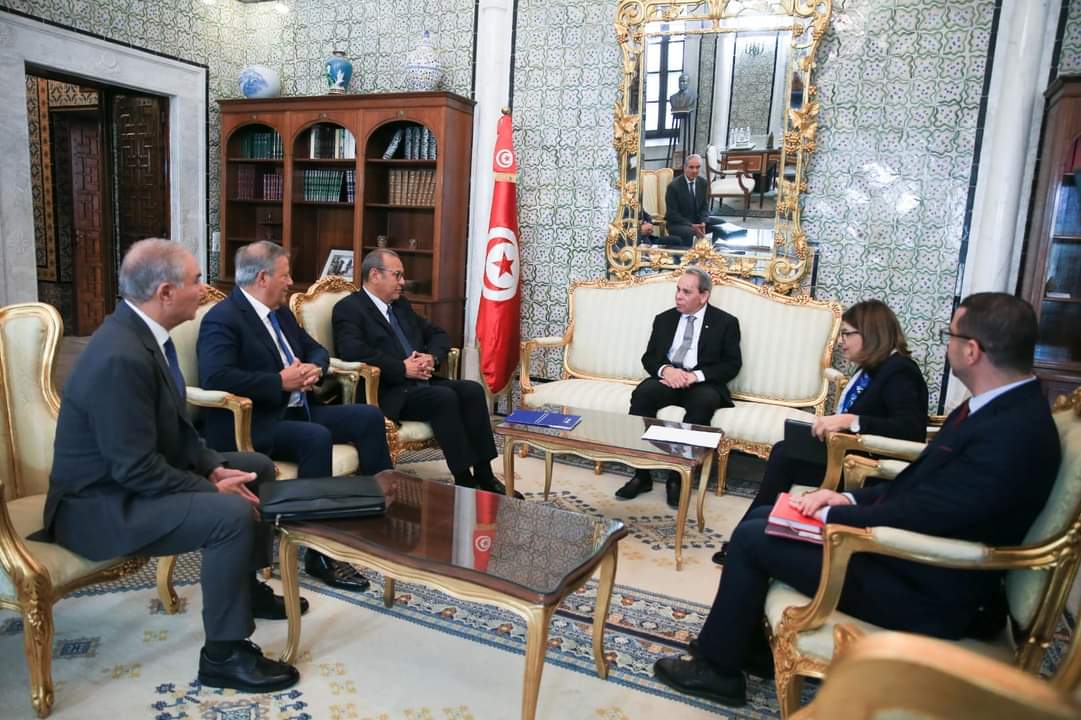 رئيس الحكومة يشرف على جلسة عمل حول منظومة الألبان