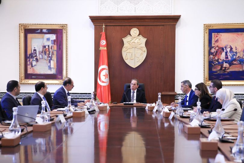 رئيس الحكومة يشرف على جلسة عمل حول مشروع بطاقة التعريف البيومترية وجواز السفر البيومتري