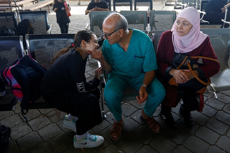 للقيام بواجبه.. طبيب فلسطيني يودع عائلته عند  معبر رفح ويرفض مغادرة غزة  