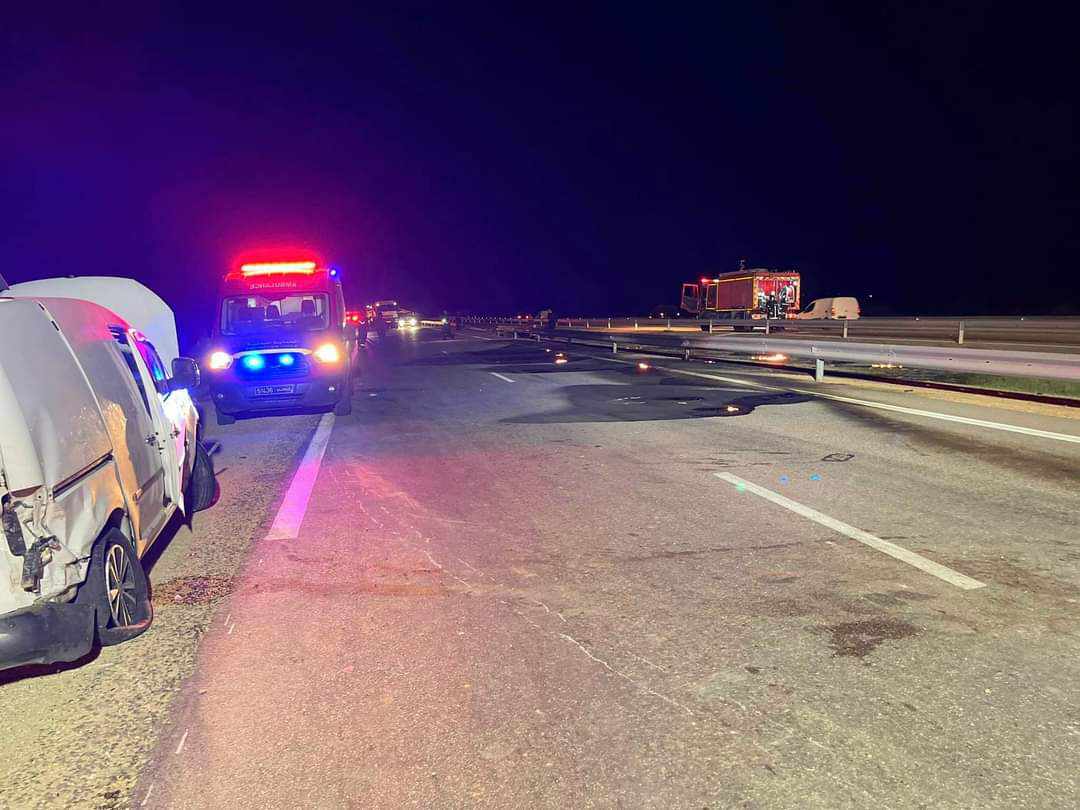 الطريق السيارة قابس.. احتراق سيارة على متنها اوعية بنزين اصطدمت بالحاجز الواقي 