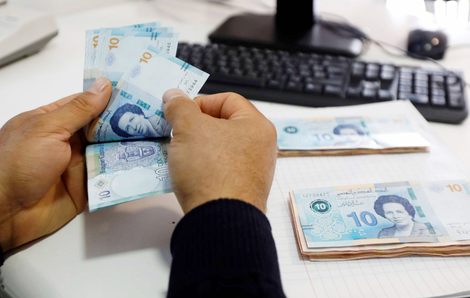 بسبب تزايد المعاملات النقدية خارج النظام الرسمي  ..   البنك المركزي يضخ أكثر من 13 مليون دينار لمعالجة نقص السيولة 