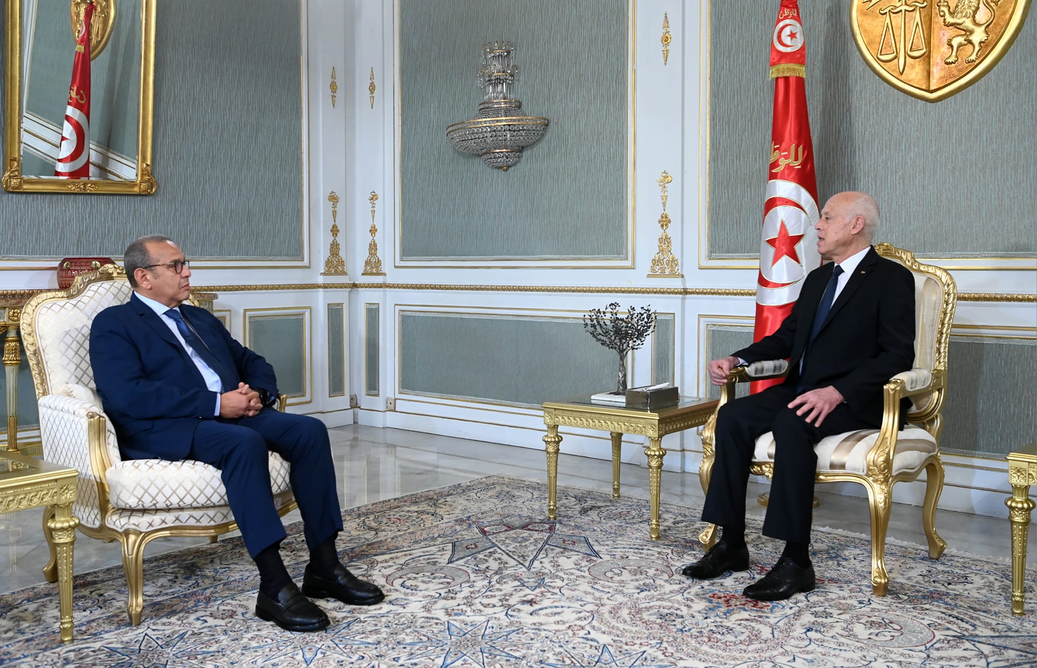 في ظل الجدل بشأن الإيقافات الأخيرة..   هل يعتمد الرئيس سياسة "العصا والجزرة" مع رجال الأعمال؟