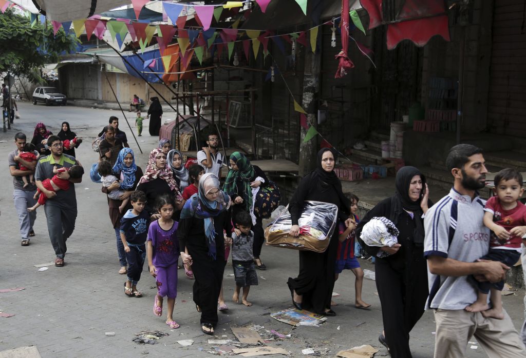 بحذر شديد..آلاف الفلسطينيين يتفقدون منازلهم 