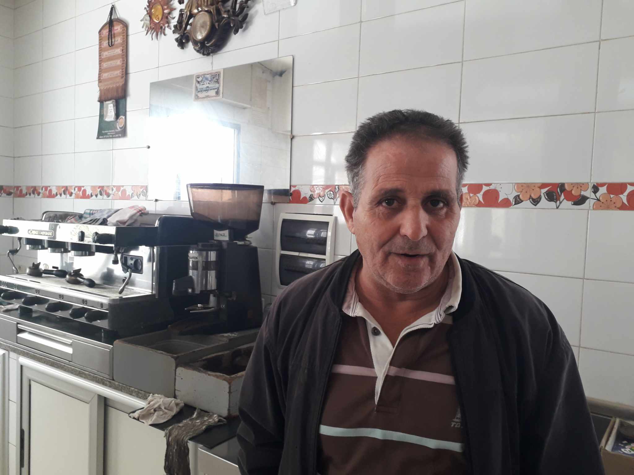 المقاهي العشوائية تغزو شوارع  منزل تميم 