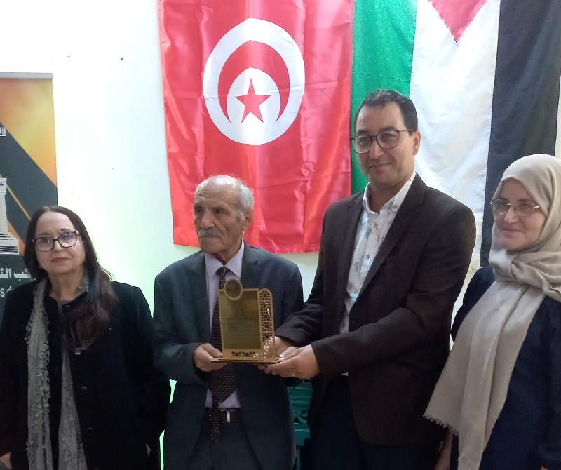ملتقى جماعة فوق السور يكرم شيخ الشعراء عزالدين الشابي