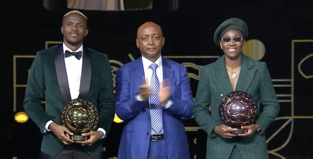 جوائز الإتحاد الإفريقي: فيكتور أوسيمين أفضل لاعب في القارة 