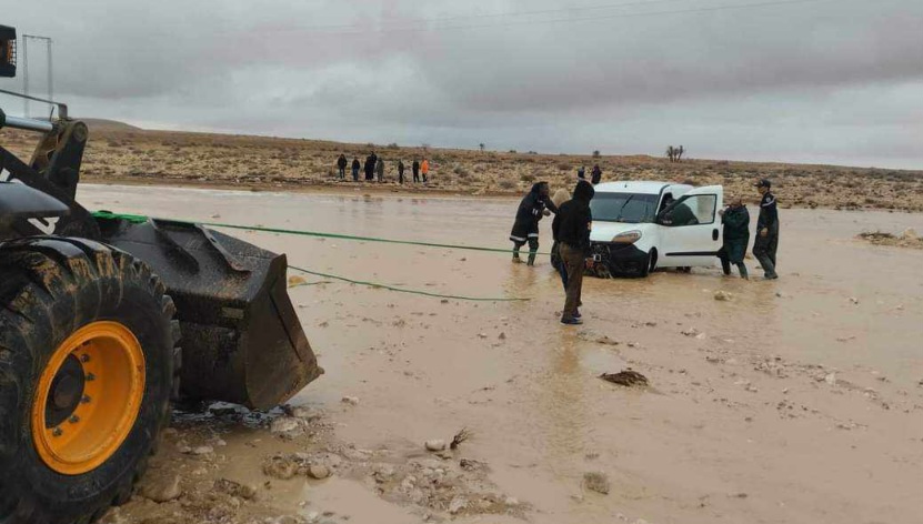 كان على متنها السائق وابناءه: سحب سيارة جرفتها المياه بقابس