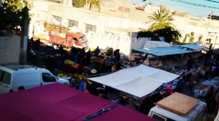 مع توسّع " سوق الجمعة " بقصور الساف.. المواطن يمنع من دخول منزله ويتأجّل عبور الجنازات ؟!