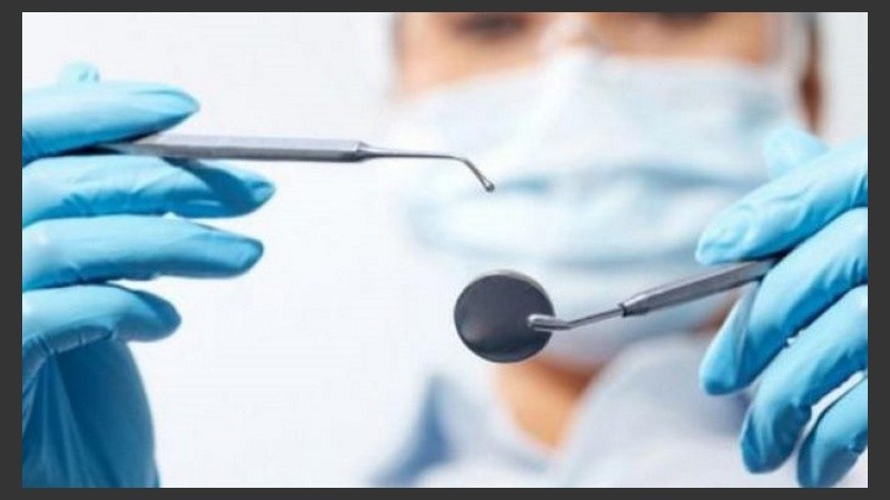 امرأة تقاضي طبيب أسنان.. أجرى لها 32 عملية في يوم واحد فقط