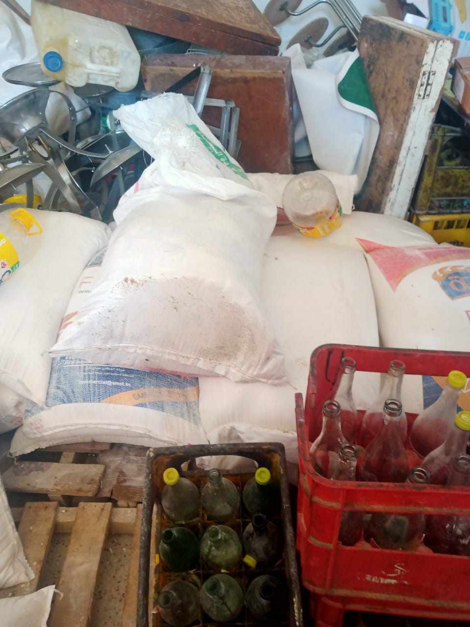 صور/ القصرين.. مداهمة محلات  وحجز كميات من المرطبات والفرينة والسكر والزيت   